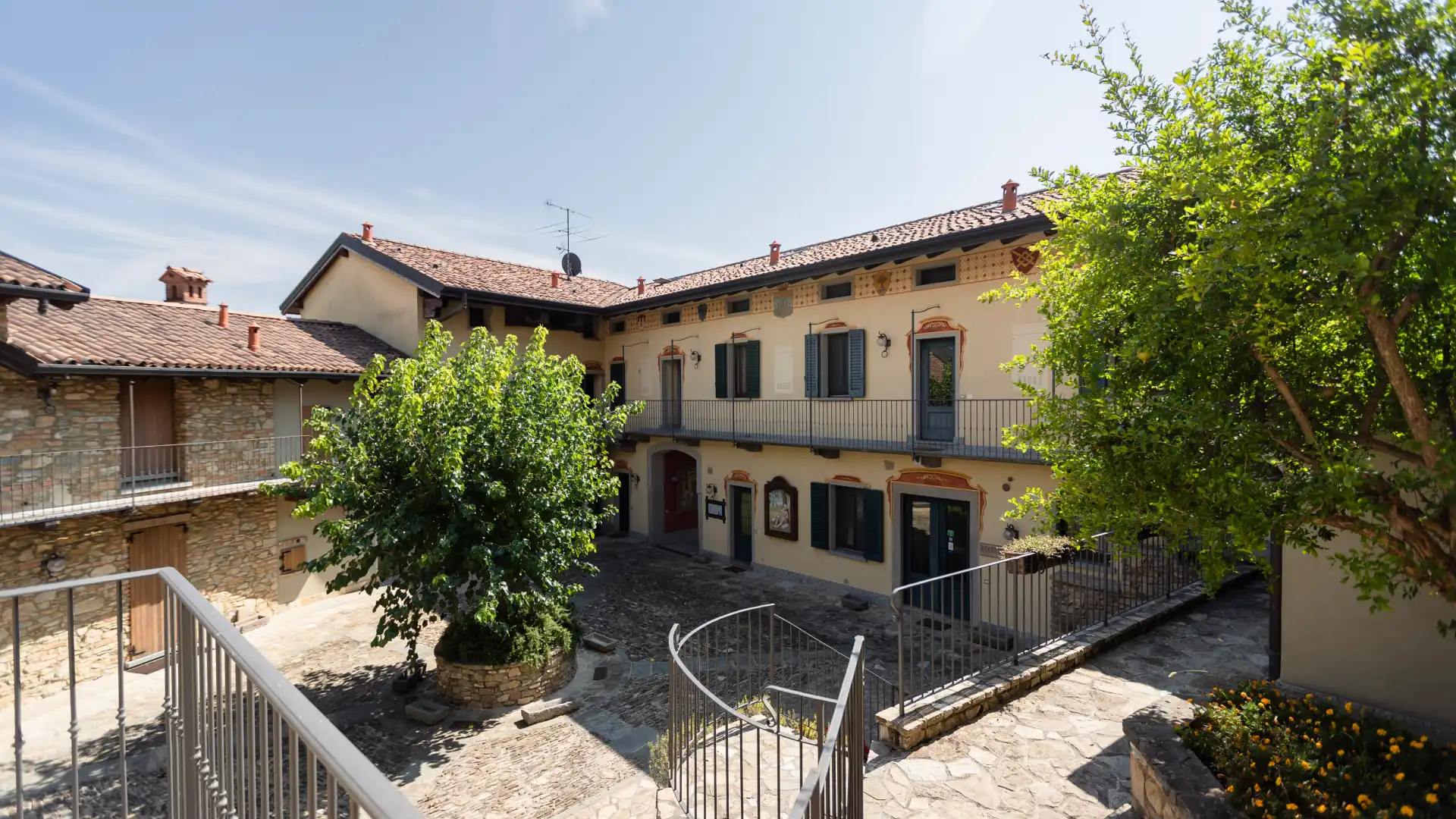 Il cortile della Corte del Passone a Montevecchia, nel Parco del Curone